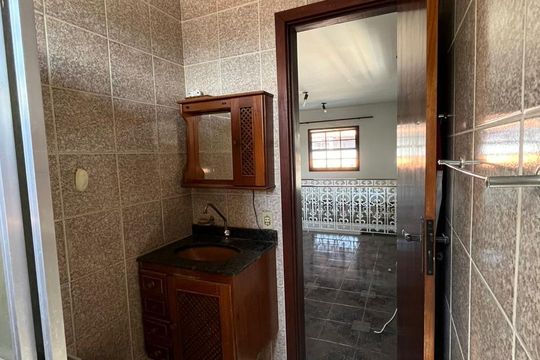 Banheiro de casa à venda com 5 quartos, 321m² em Curicica, Rio de Janeiro