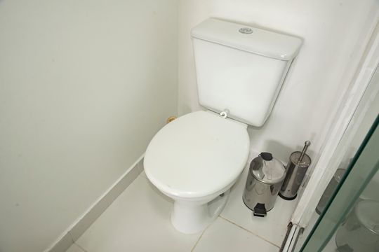 Banheiro de kitnet/studio para alugar com 1 quarto, 27m² em Mirandópolis, São Paulo