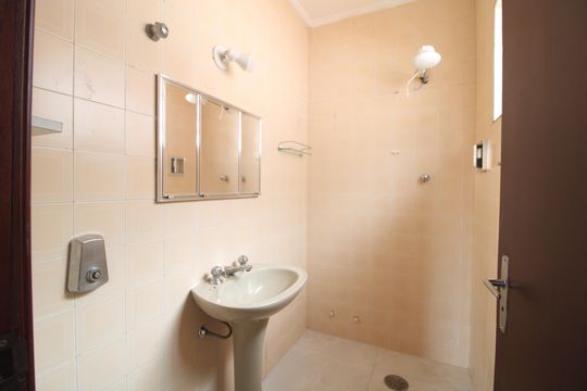 Banheiro da suíte de casa à venda com 3 quartos, 168m² em Jardim Umuarama, São Paulo
