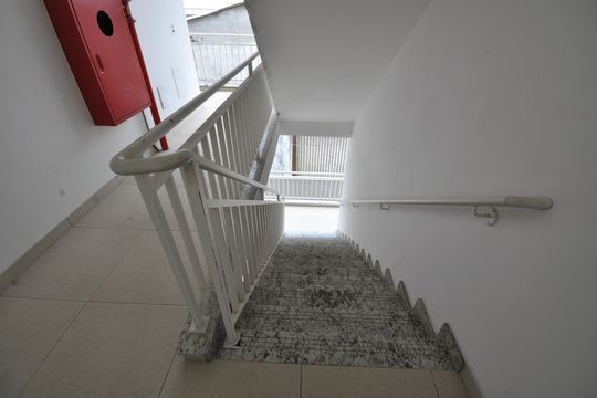 Escada de acesso de apartamento à venda com 2 quartos, 49m² em Vila Nivi, São Paulo