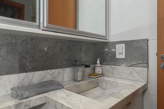 Quarto Banheiro de apartamento à venda com 2 quartos, 46m² em Santa Fe, Porto Alegre