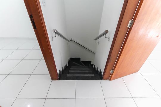 Escada de apartamento para alugar com 2 quartos, 65m² em Itaquera, São Paulo