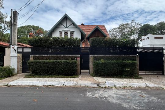 Fachada de casa à venda com 4 quartos, 300m² em Jardim Marajoara, São Paulo