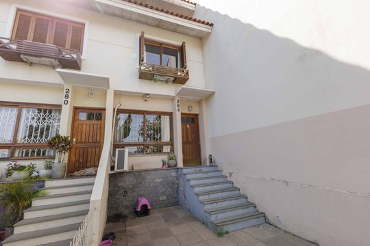 Fachada de casa para alugar com 4 quartos, 180m² em Jardim Itu, Porto Alegre