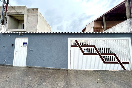 Placa instalada na fachada do imóvel  de casa para alugar com 3 quartos, 222m² em Jardim Rosa de Franca, Guarulhos