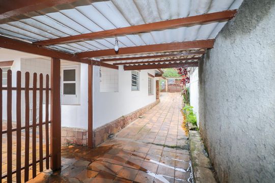 Garagem de casa à venda com 2 quartos, 150m² em Sapoema, Diadema