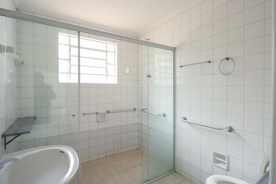Banheiro de casa à venda com 2 quartos, 150m² em Sapoema, Diadema