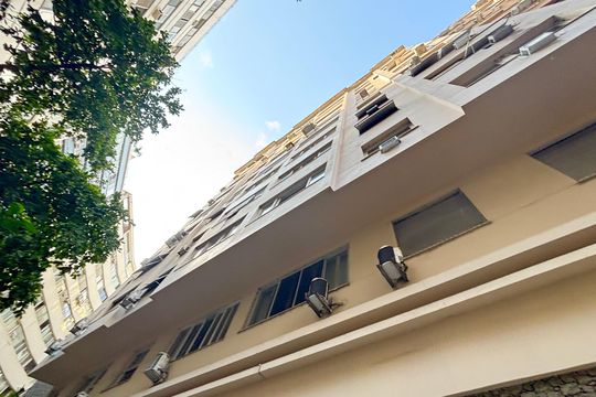 Fachada de apartamento à venda com 2 quartos, 70m² em Copacabana, Rio de Janeiro