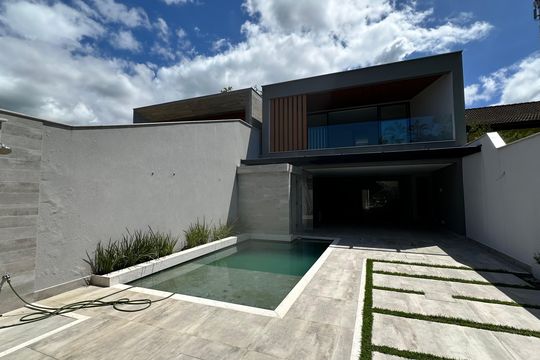 Fachada de casa à venda com 4 quartos, 462m² em Barra da Tijuca, Rio de Janeiro