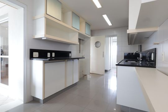 Cozinha de apartamento à venda com 3 quartos, 165m² em Vila Andrade, São Paulo