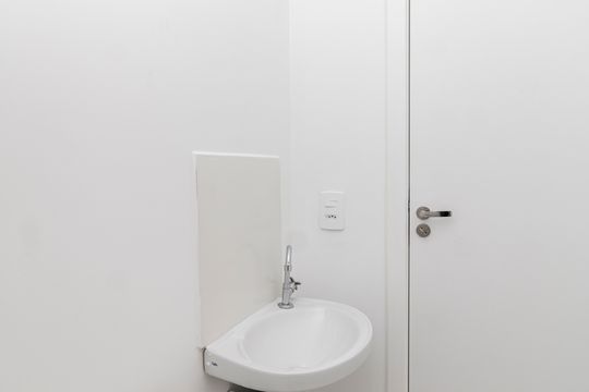 Banheiro de kitnet/studio para alugar com 1 quarto, 17m² em Vila Nilo, São Paulo