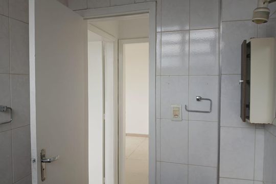 Banheiro de apartamento à venda com 3 quartos, 80m² em Sampaio, Rio de Janeiro