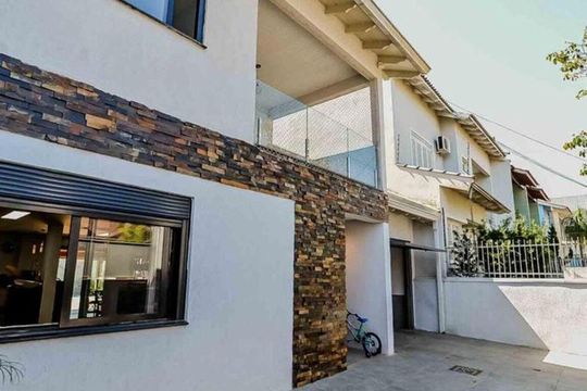 Fachada de casa para alugar com 2 quartos, 250m² em Sarandi, Porto Alegre