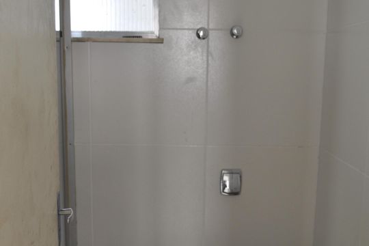 Banheiro social de apartamento para alugar com 2 quartos, 75m² em Todos Os Santos, Rio de Janeiro