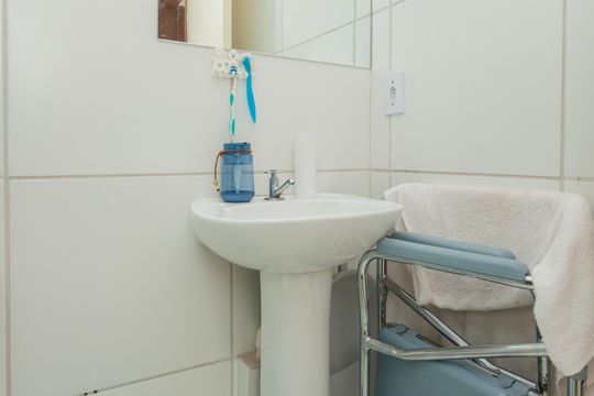 Banheiro de apartamento para alugar com 2 quartos, 46m² em Vila Natal, São Paulo