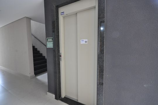 Elevador e escada de acesso de apartamento para alugar com 1 quarto, 33m² em Vila Mazzei, São Paulo