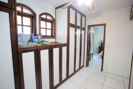 Closet da Suíte 1 de casa à venda com 7 quartos, 641m² em Jacarepaguá, Rio de Janeiro