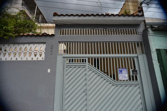 Fachada de casa à venda com 3 quartos, 133m² em Jardim Santo André, Santo André