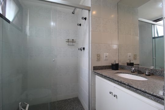 Banheiro da Suíte 1 de apartamento à venda com 3 quartos, 162m² em Indianópolis, São Paulo