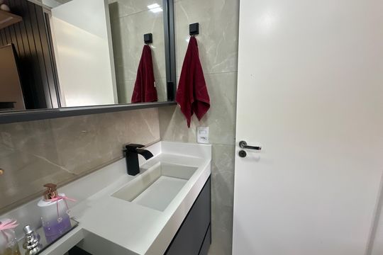 Banheiro da Suíte 1 de apartamento à venda com 2 quartos, 68m² em Jardim Tupanci, Barueri
