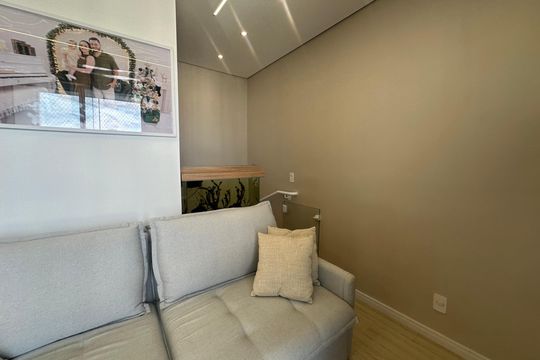 Sala de apartamento à venda com 2 quartos, 68m² em Jardim Tupanci, Barueri