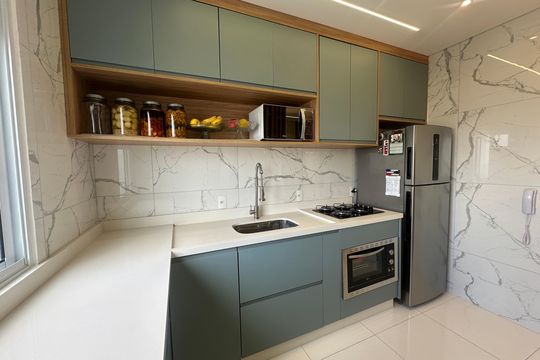Cozinha de apartamento à venda com 2 quartos, 68m² em Jardim Tupanci, Barueri