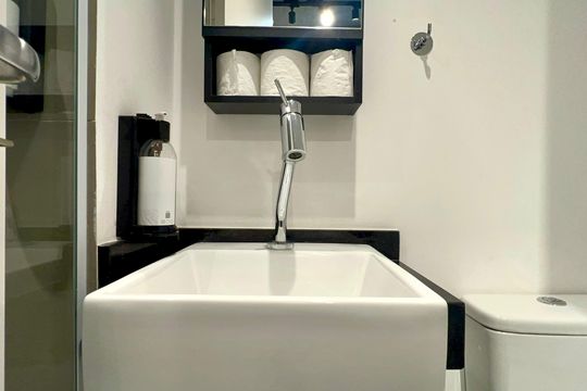 Banheiro de kitnet/studio para alugar com 1 quarto, 22m² em Cerqueira César, São Paulo