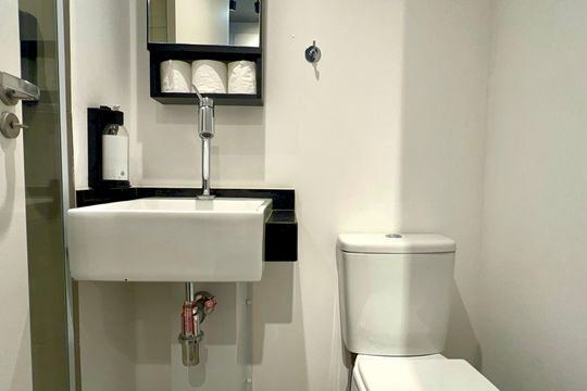 Banheiro de kitnet/studio para alugar com 1 quarto, 22m² em Cerqueira César, São Paulo