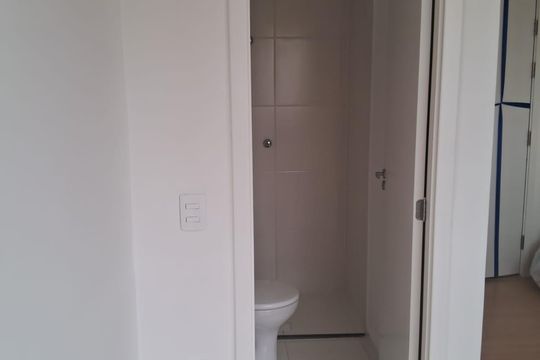 Banheiro de kitnet/studio para alugar com 1 quarto, 17m² em Vila Nilo, São Paulo