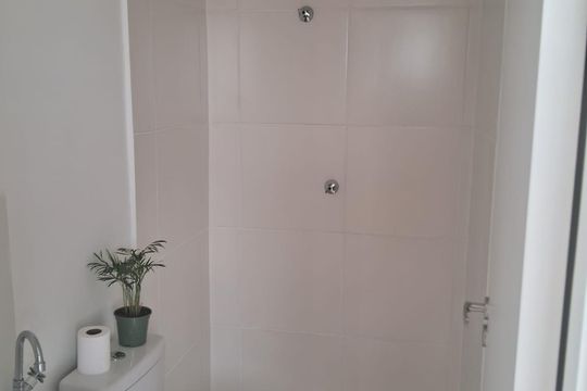 Banheiro de kitnet/studio para alugar com 1 quarto, 17m² em Vila Nilo, São Paulo