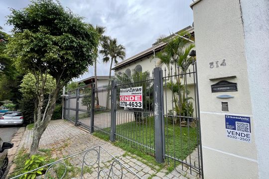 Fachada com placa instalada MZYE-539 de casa à venda com 7 quartos, 540m² em Caxingui, São Paulo