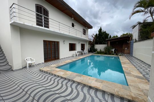 Piscina de casa à venda com 7 quartos, 540m² em Caxingui, São Paulo