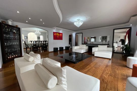 Sala de estar de casa à venda com 7 quartos, 540m² em Caxingui, São Paulo
