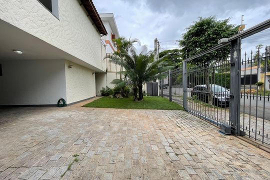 Garagem de casa à venda com 7 quartos, 540m² em Caxingui, São Paulo