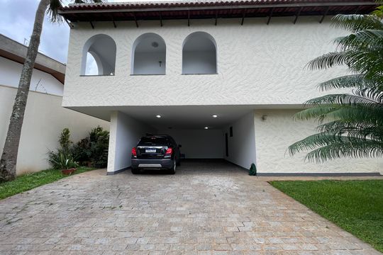 Garagem de casa à venda com 7 quartos, 540m² em Caxingui, São Paulo