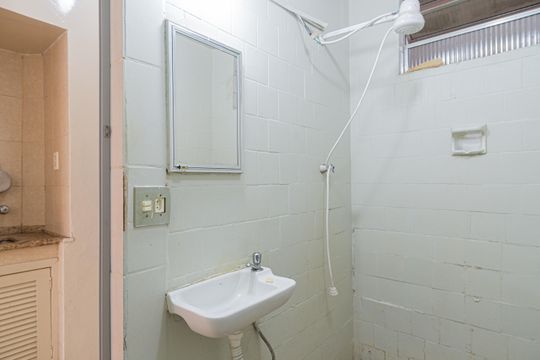Banheiro de kitnet/studio para alugar com 1 quarto, 29m² em Vila Buarque, São Paulo
