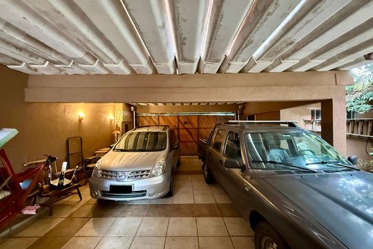 Garagem  de casa à venda com 3 quartos, 350m² em Campo Belo, São Paulo