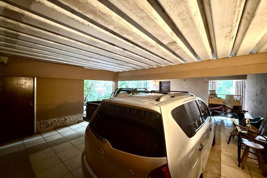 Garagem  de casa à venda com 3 quartos, 350m² em Campo Belo, São Paulo