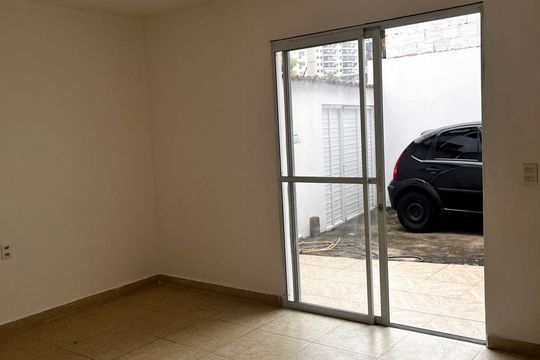 Sala de casa de condomínio à venda com 1 quarto, 140m² em Barra Olímpica, Rio de Janeiro