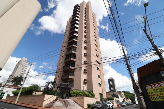 Fachada de apartamento para alugar com 3 quartos, 300m² em Centro, Uberlândia