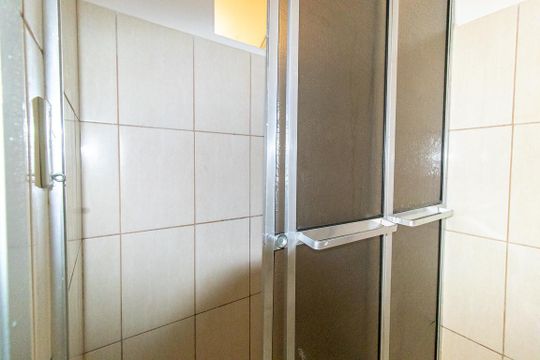 Banheiro Social de apartamento para alugar com 1 quarto, 45m² em Novo Mundo, Curitiba