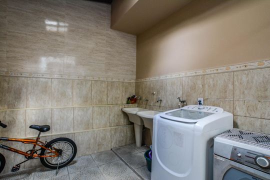 Casa à venda com 3 quartos, 218m² em Vila Linda, Santo André