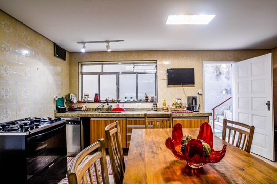 Casa à venda com 3 quartos, 218m² em Vila Linda, Santo André