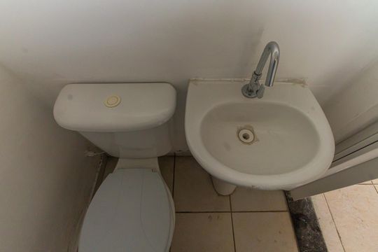 Banheiro de serviço de casa de condomínio para alugar com 2 quartos, 90m² em Vila Aricanduva, São Paulo