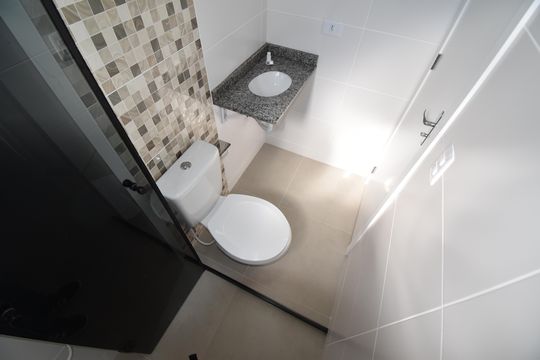 Banheiro de kitnet/studio para alugar com 1 quarto, 26m² em Cajuru, Curitiba