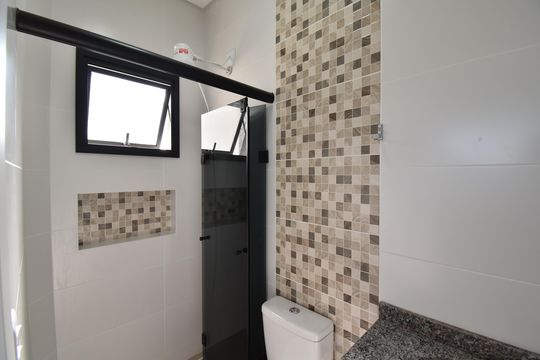 Banheiro de kitnet/studio para alugar com 1 quarto, 26m² em Cajuru, Curitiba