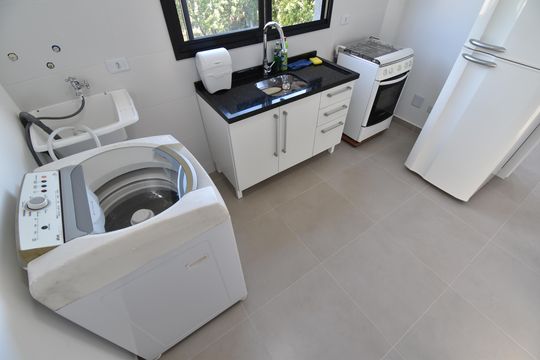 Sala e Cozinha de kitnet/studio para alugar com 1 quarto, 26m² em Cajuru, Curitiba
