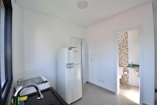 Sala e Cozinha de kitnet/studio para alugar com 1 quarto, 26m² em Cajuru, Curitiba
