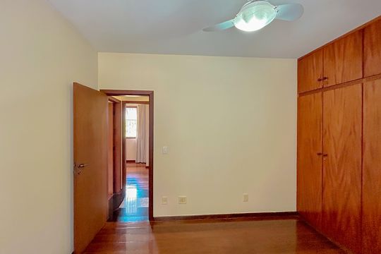 Casa à venda com 4 quartos, 300m² em Heliópolis, Belo Horizonte
