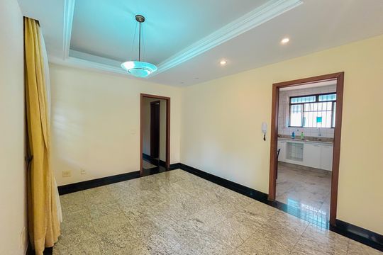 Casa à venda com 4 quartos, 300m² em Heliópolis, Belo Horizonte